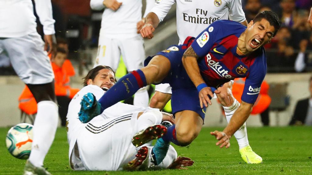 Luis Suárez pide penalti de Sergio Ramos por un contacto en el área