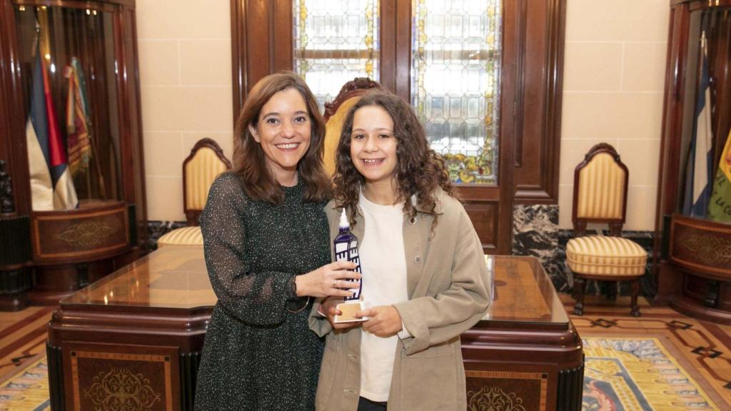 Inés Rey junto con la campeona de skateboard