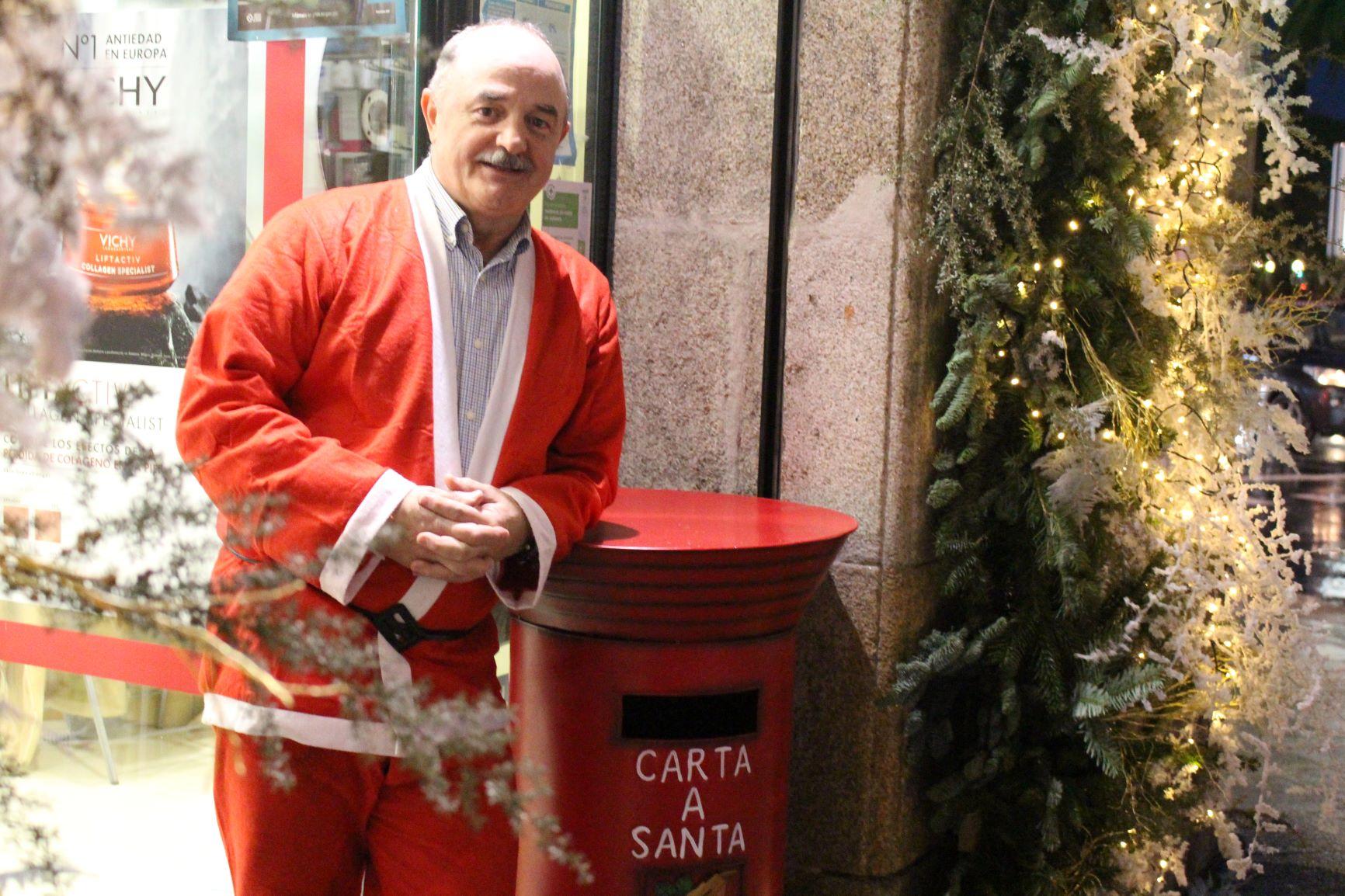 Cholo, el auxiliar de farmacia más marchoso de A Coruña (AN)