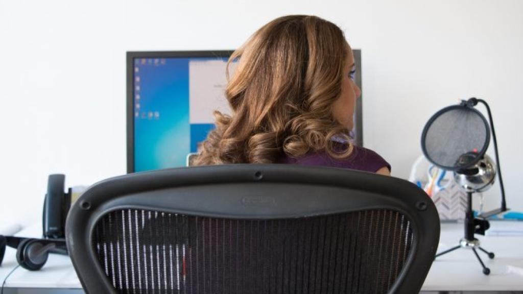 Una mujer trababa en la oficina, en una imagen de archivo.