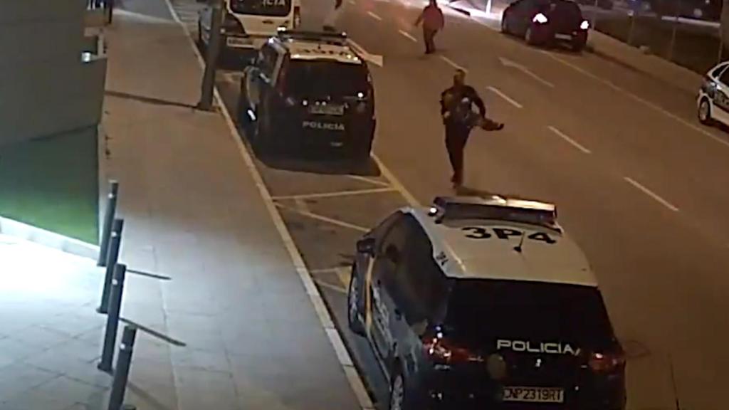 Momento en que el Policía traslada al niño al interior de la comisaría.