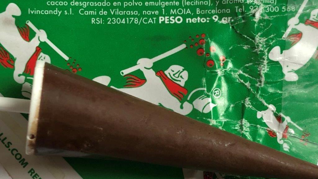 Uno de los 'paraguas de chocolate' retirado.