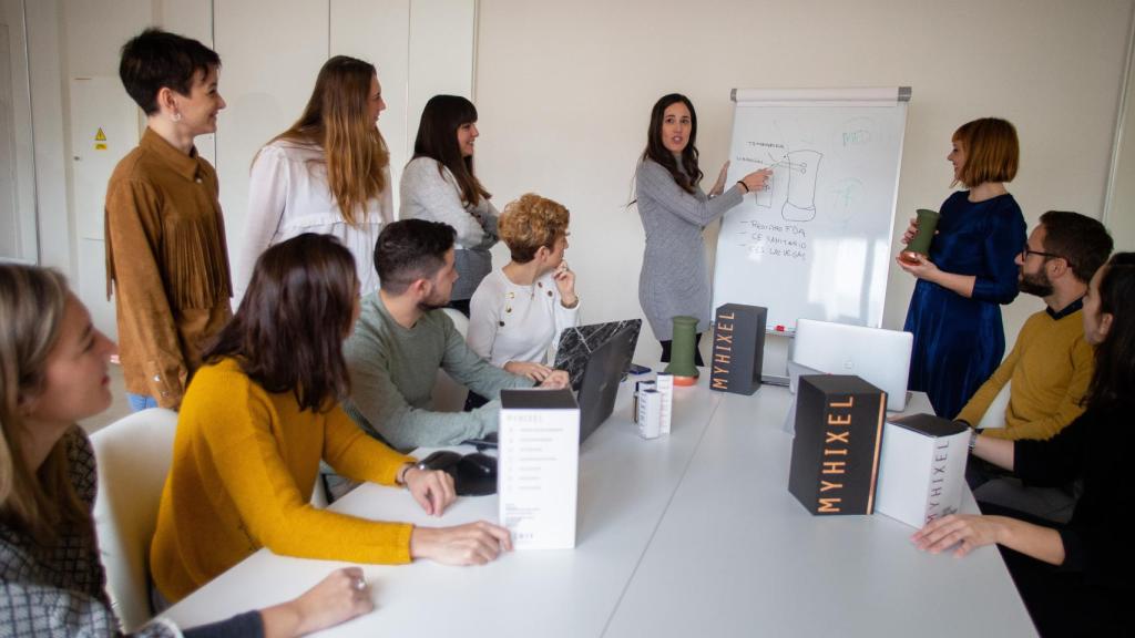 El equipo de MyHixel durante una reunión en la sede de la firma.