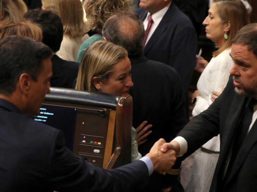 Sánchez saluda a Junqueras en el inicio de la XIII legislatura en el Congreso