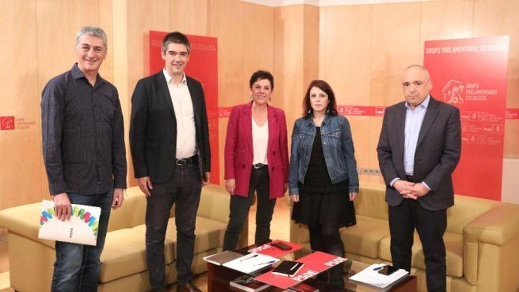 Adriana Lastra y Rafael Simancas junto a los miembros de Bildu reunidos en el Congreso.