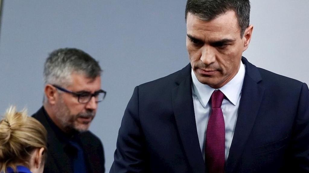 Pedro Sánchez al término de una rueda de prensa, con Miguel Ángel Oliver a sus espaldas.