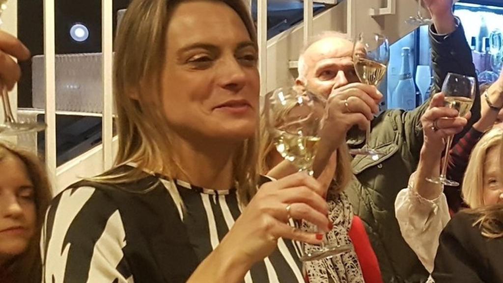 Raquel González brindando con afiliados y simpatizantes en Baracaldo.