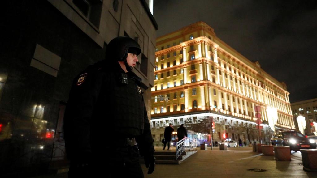 Un agente de la policía en el lugar de los hechos.