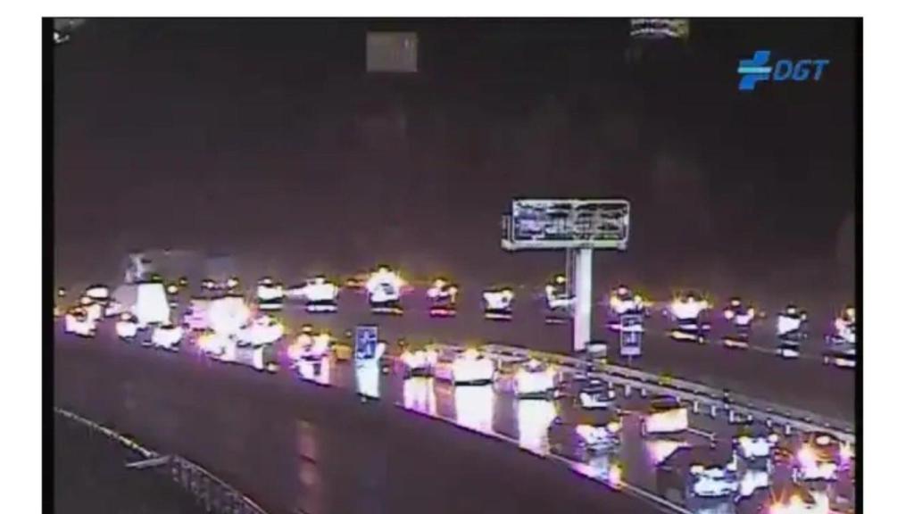 Un coche vuelca en la avenida de Arteixo y genera retenciones en el acceso a A Coruña