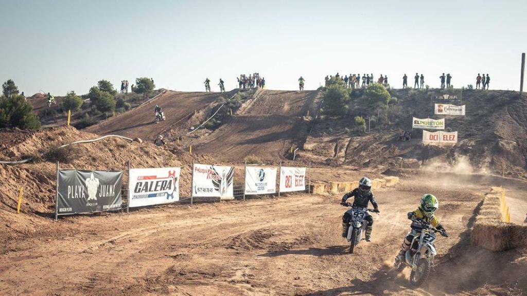 Pilotos menores de edad corriendo en el circuito de Totana el día de su inauguración.