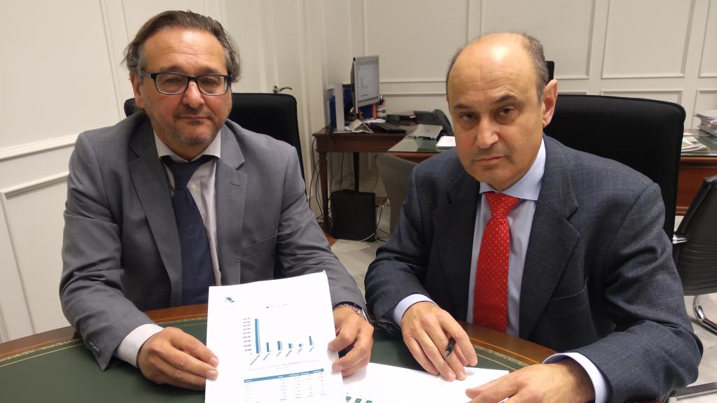 Alfonso del Moral, delegado Especial de la Agencia Estatal de Administración Tributaria en Murcia, y el jefe regional del Servicio de Vigilancia Aduanera, Luis Marín.