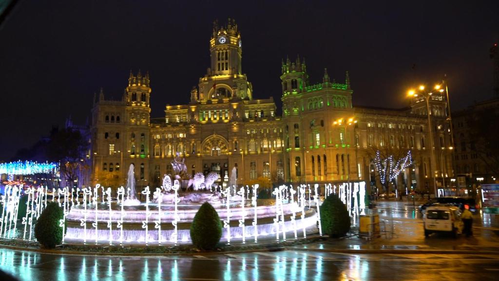Vista de la Casa de Correos totalmente iluminada.
