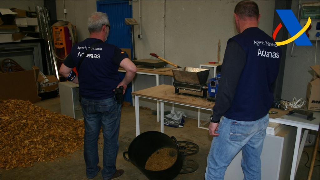 Agentes de Aduanas durante el registro en Cieza en la que se intervinieron cuatro toneladas de picadura de tabaco valoradas en  480.000 euros.