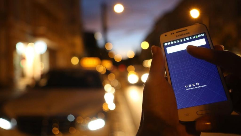 Un usuario pidiendo un Uber.