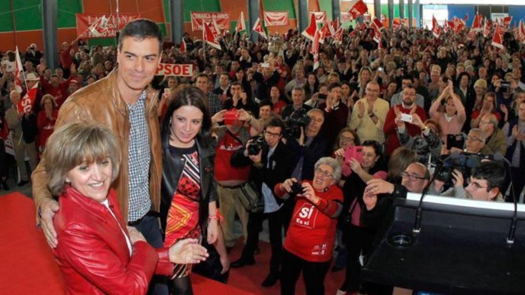 María Luisa Carcedo, Pedro Sánchez y Adriana Lastra.