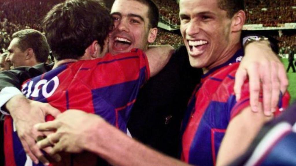 Figo y Guardiola se abrazan al lado de Rivaldo