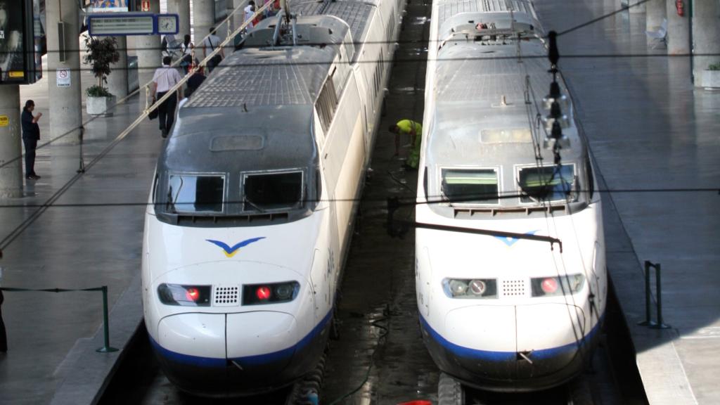 Trenes AVE en la estación de Sevilla-Santa Justa.