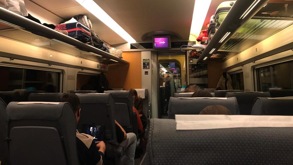 Los pasajeros, 'encerrados', esperan que sus trenes salgan.