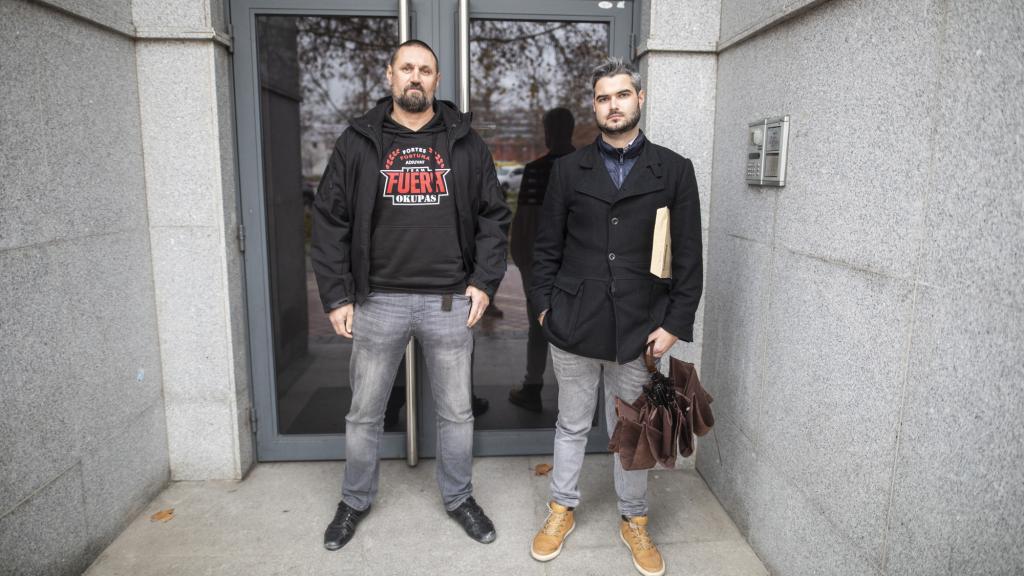 Valentín y Victor, de Fuera Okupas, antes del desalojo de la vivienda.