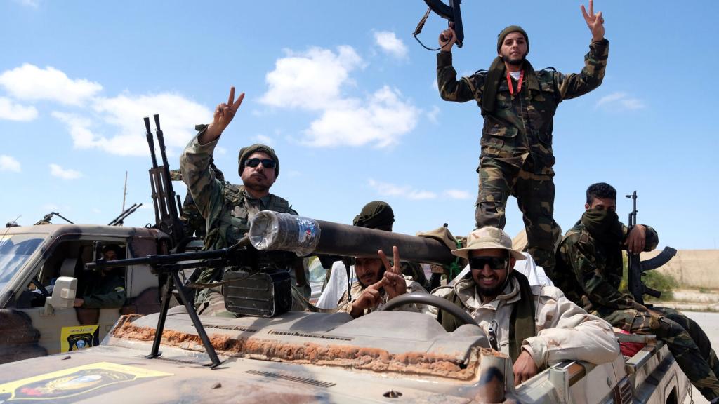 Tropas de Hafter celebran sus avances en los suburbios de Trípoli.