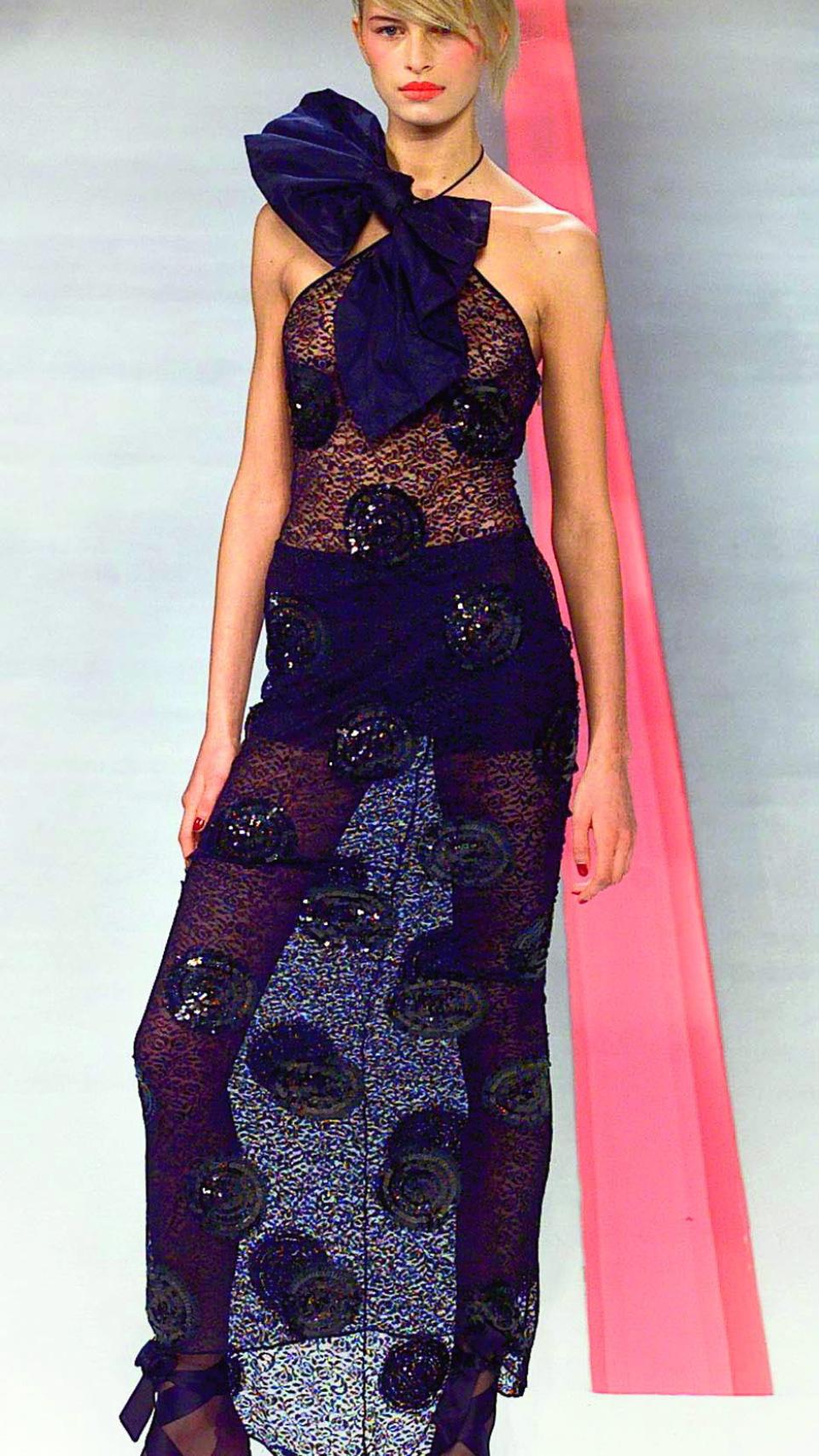 Ungaro aprendió a coser con solo seis años.