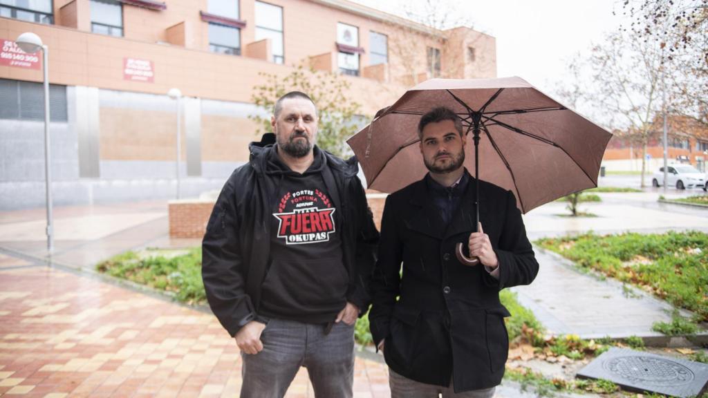 Valentín y Victor, de Fuera Okupas, antes del desalojo de la vivienda.