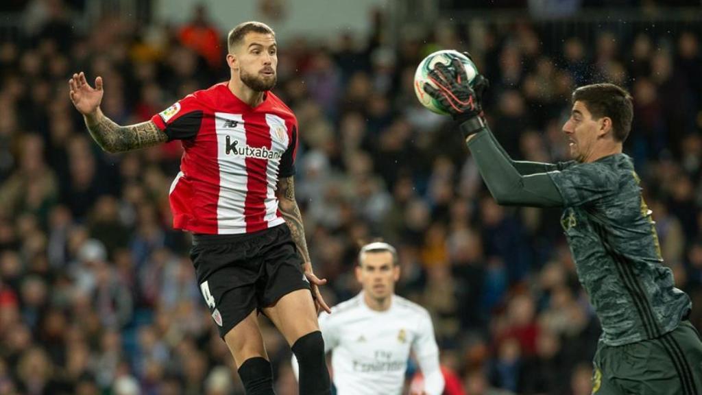 Courtois ante Íñigo Martínez, en el Real Madrid - Athletic de La Liga
