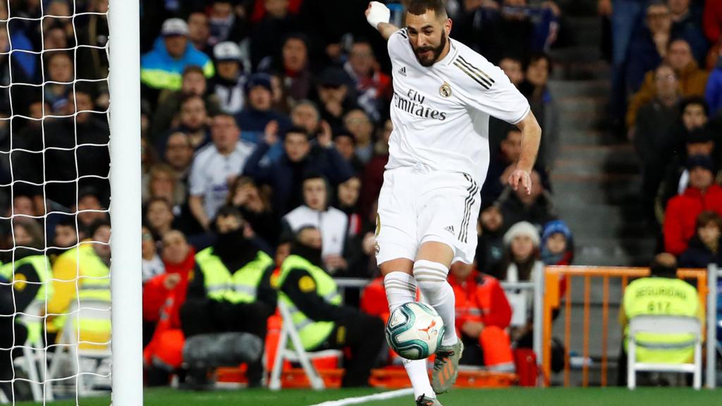 Karim Benzema empuja el balón