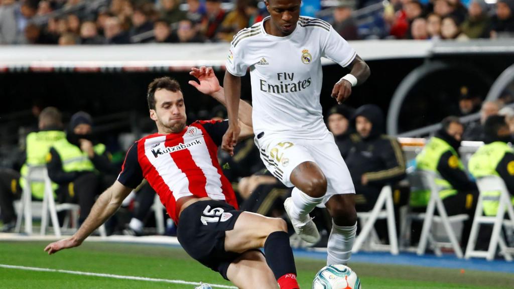 Inigo Lekue intenta robar el balón a Vinicius