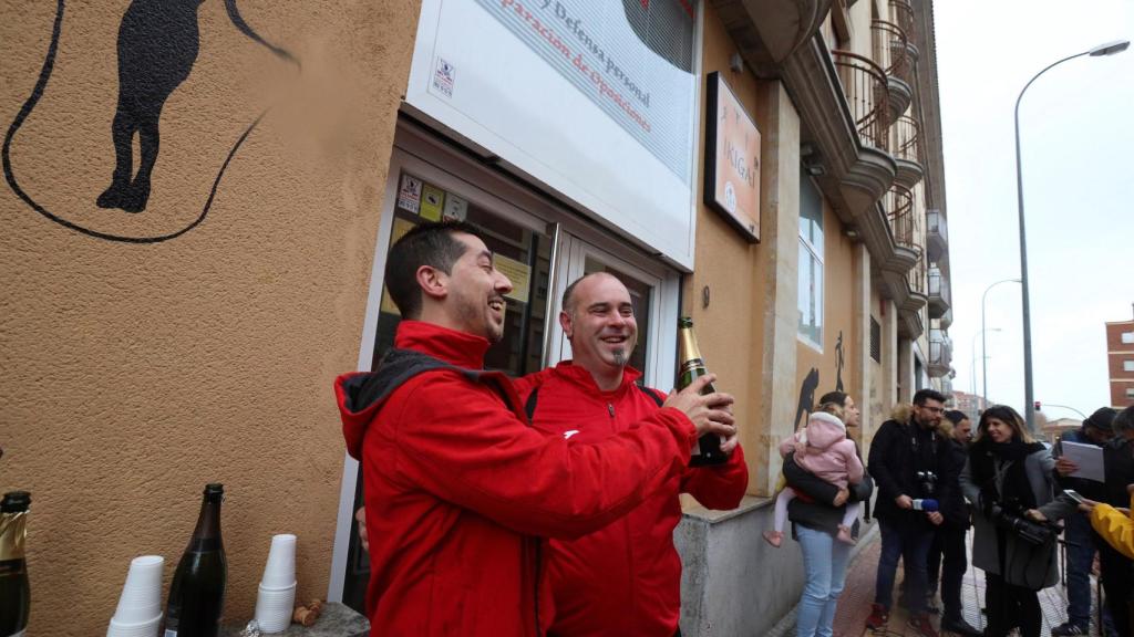 Varios agraciados celebran el Gordo en la escuela de judo Seiza en Salamanca.