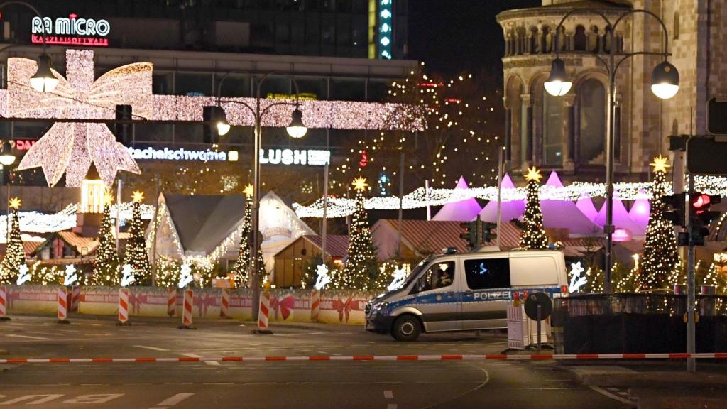El mercado navideño de Breitscheidplatz, tras ser evacuado  por la policía, en Berlín.