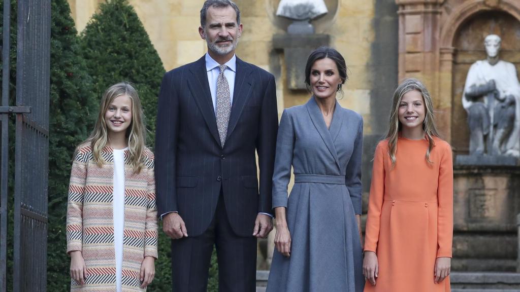 Los Reyes junto a sus hijas.