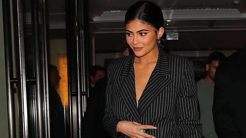 Kylie saliendo de un hotel.