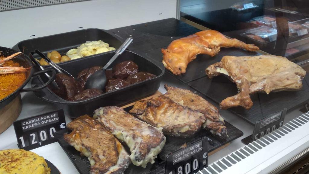 Estante con la comida del menú de Nochebuena del 'Listo para llevar' de Mercadona.