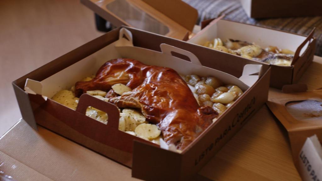 El cochinillo viene servido en una caja que se mete directamente al horno.