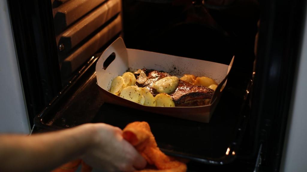 Metemos el costillar de cordero asado al horno.