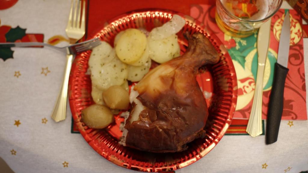 El cochinillo, servido en un plato.