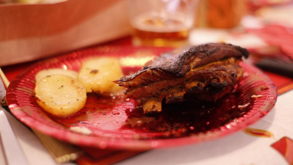 Costillar de cordero asado, servido en un plato.
