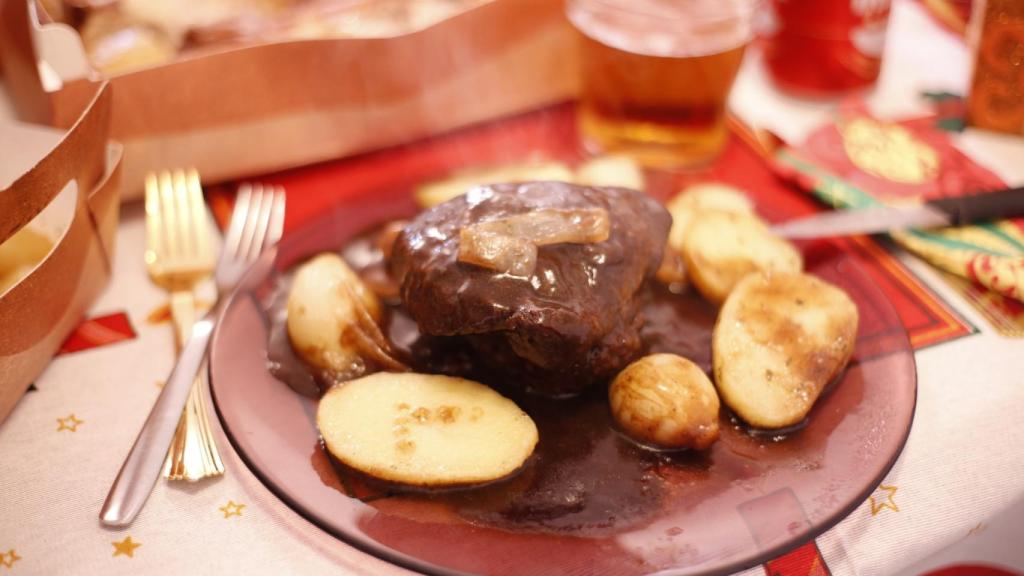 Carrillada, servida en un plato.