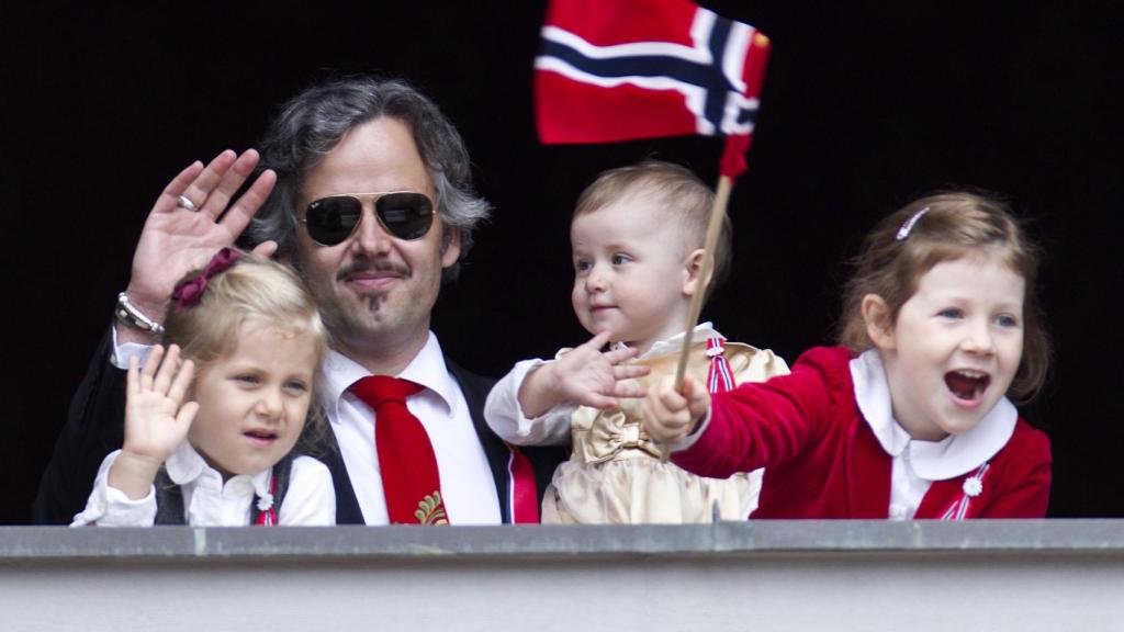 Ari Behn con sus tres hijos Maud, Leah y Emma en 2005.