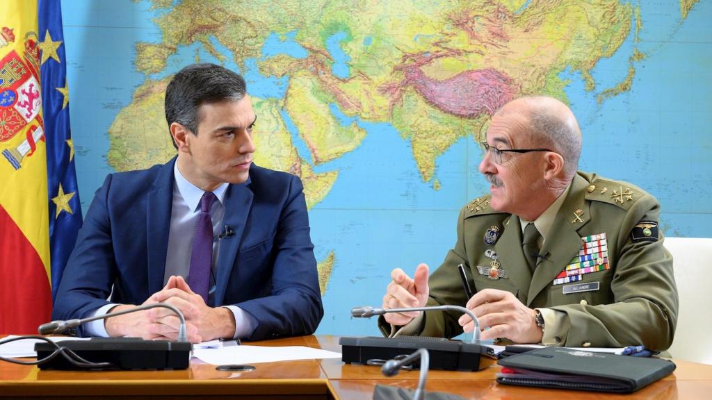 Pedro Sánchez, este martes junto al jefe del Estado Mayor de la Defensa (JEMAD), Fernando Alejandre.