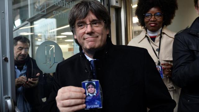 El expresidente de la Generalitat de Cataluña Carles Puigdemont muestra su acreditación como eurodiputado.
