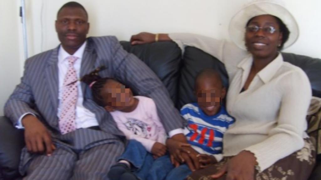 Gabriel y Olubunmi, junto a sus hijos Praise y Favour.