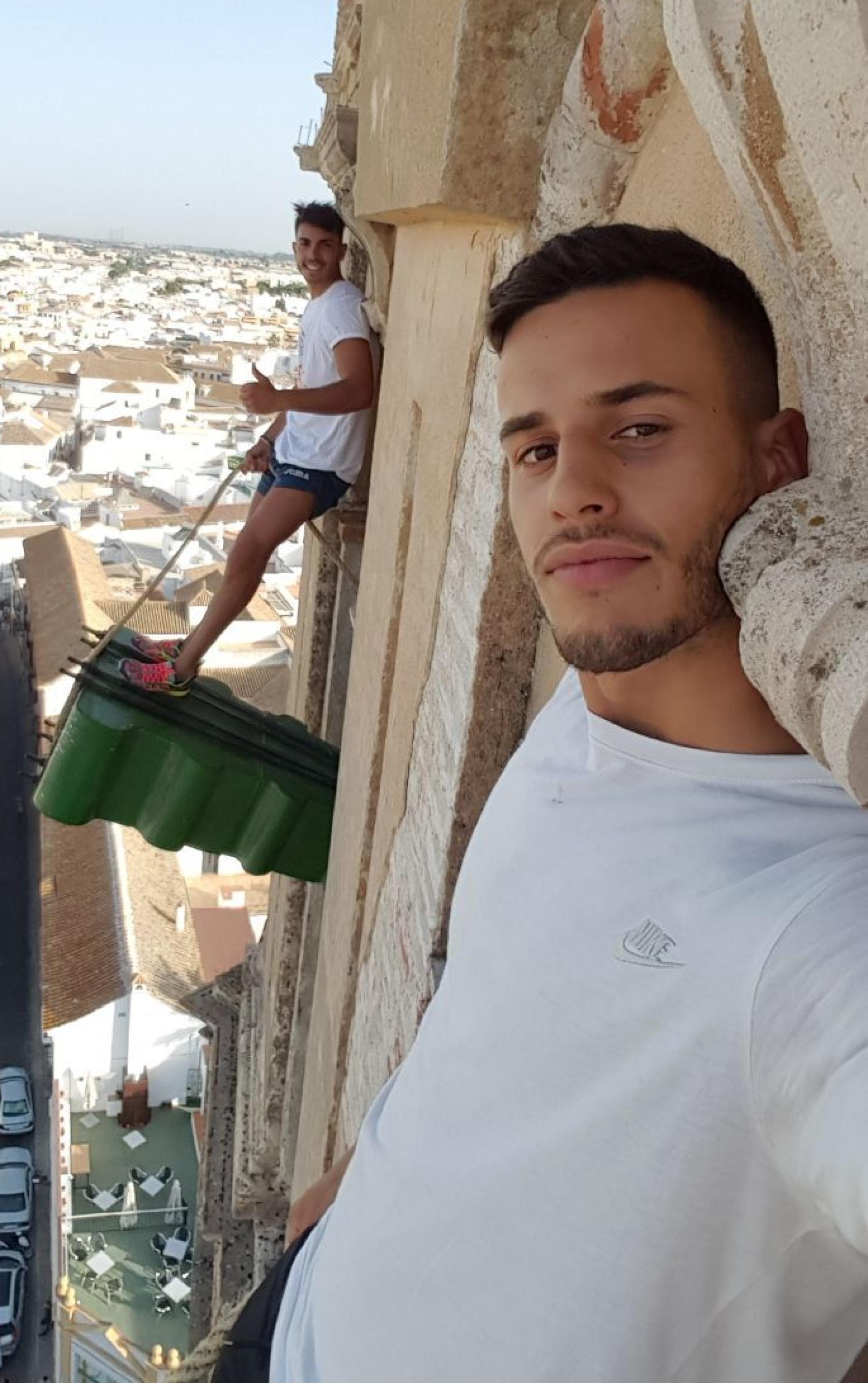 Dos campaneros de la nueva generación, asomados al vacío en Santa María.