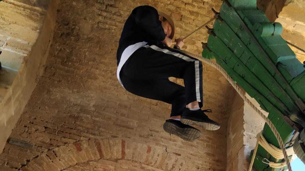 Un campanero salta a una campana durante un repique.