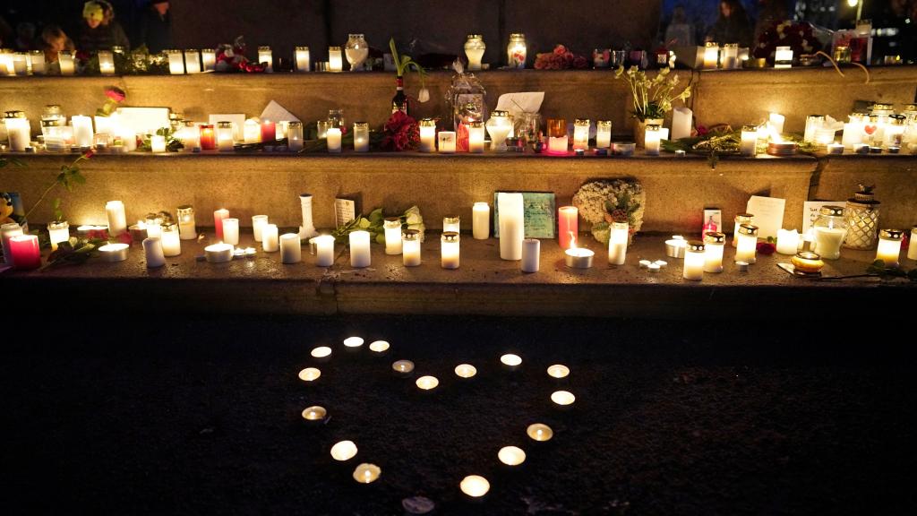 Uno de los puntos de recuerdo que los noruegos han llenado de flores y velas.