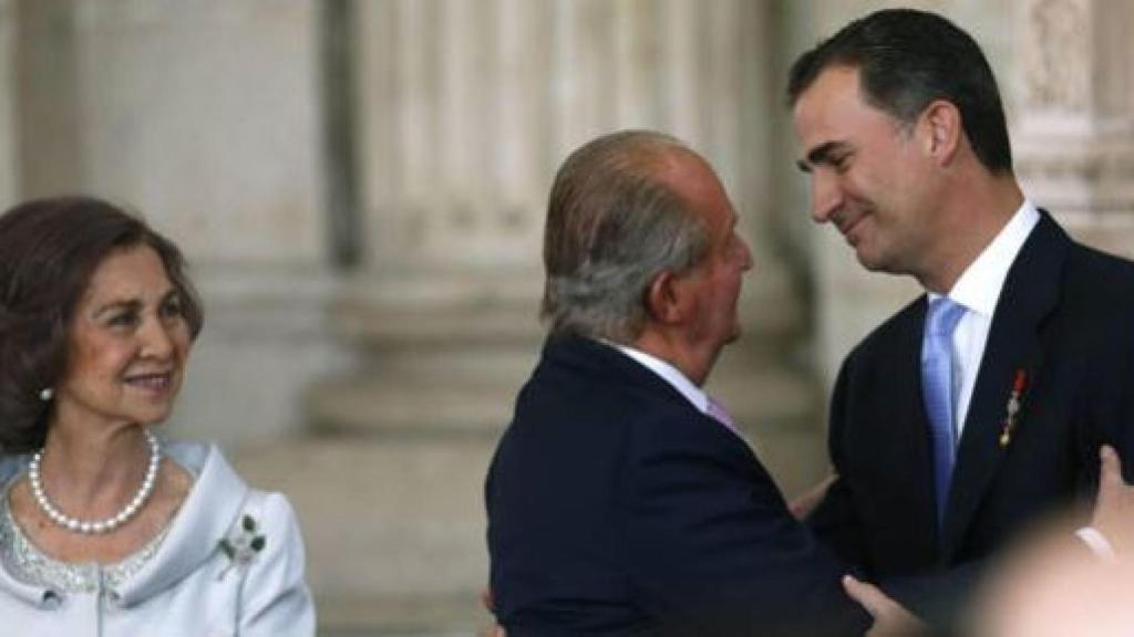 Sofía, a la izquierda, mira cómo Juan Carlos I le cede el testigo a su hijo Felipe VI.