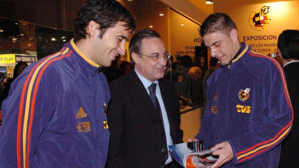 Raúl González y Florentino Pérez, con Joaquín Sánchez