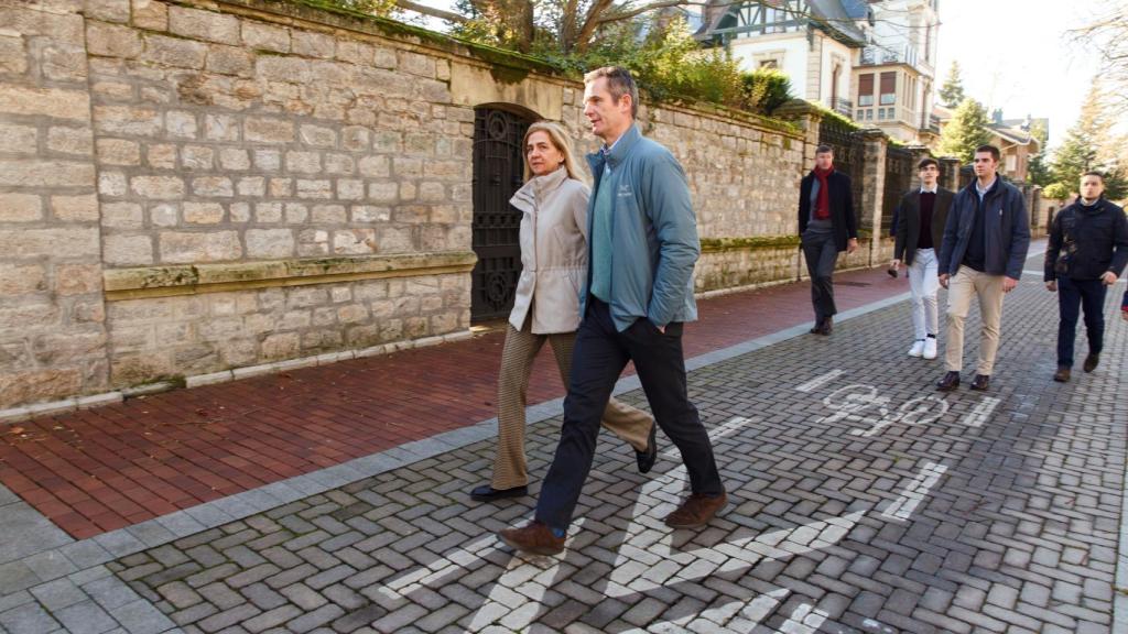 Iñaki Urdangarín pasea por Vitoria junto a la infanta Cristina en su permiso de Nochebuena.