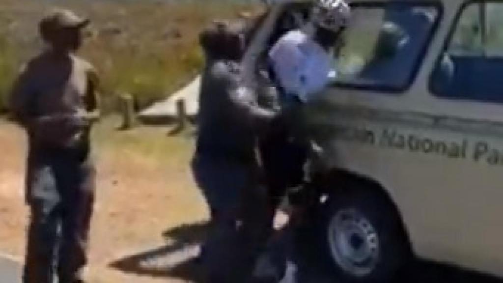 Unos guardias detienen al ciclista Nicolas Dlamini y le rompen el brazo